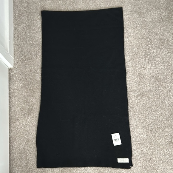 Black wool wrap - Picture 2 of 4
